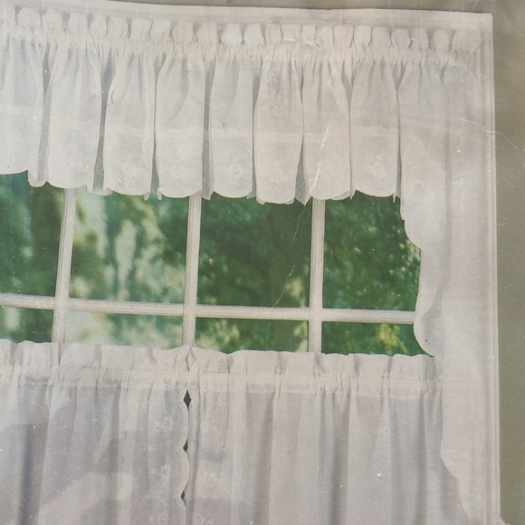 Off White Valance New in package. This is for valance only. Candlewick… - Picture 3 of 3